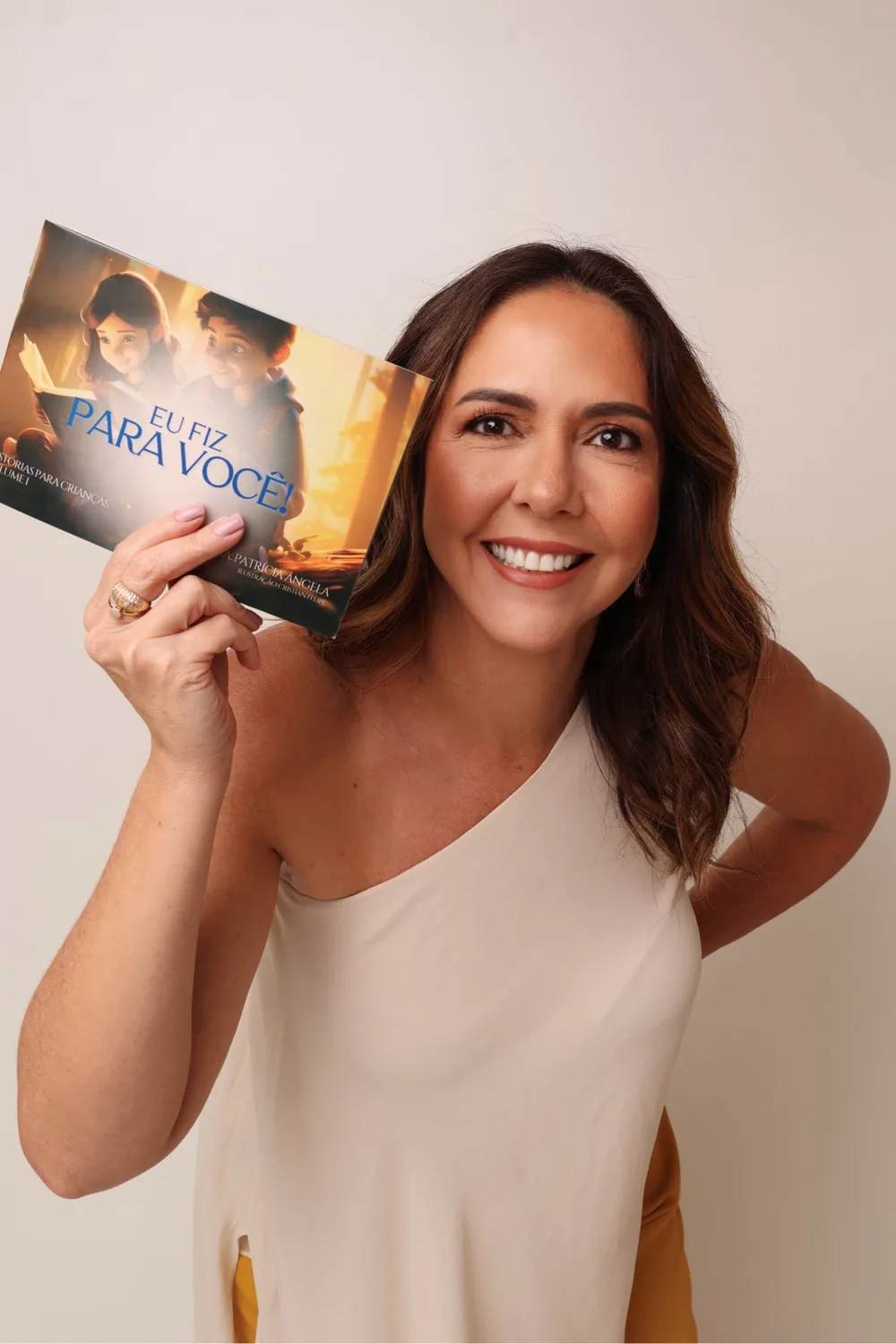 Patrícia apresentando o livro Eu Fiz Para Você