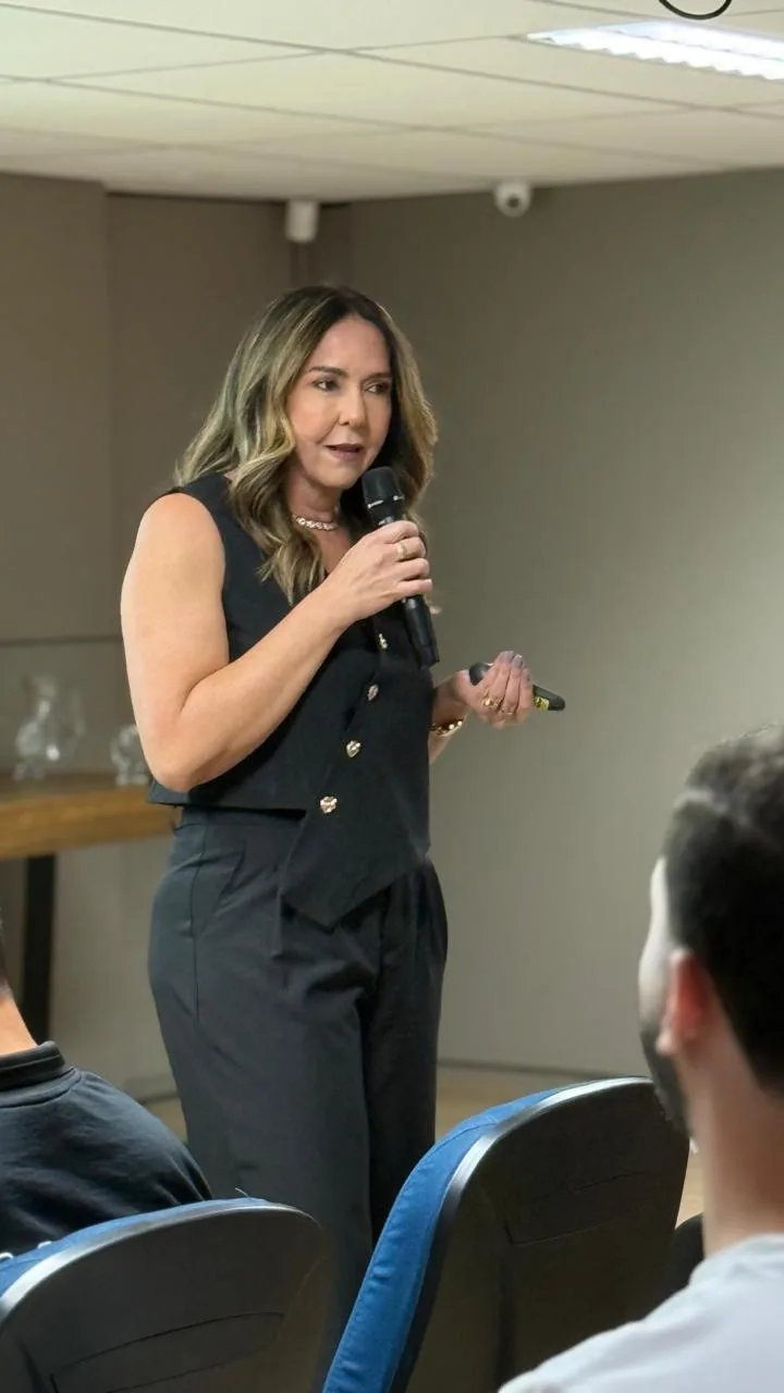 Patrícia Ângela Pinto palestrando sobre psicologia financeira para uma equipe